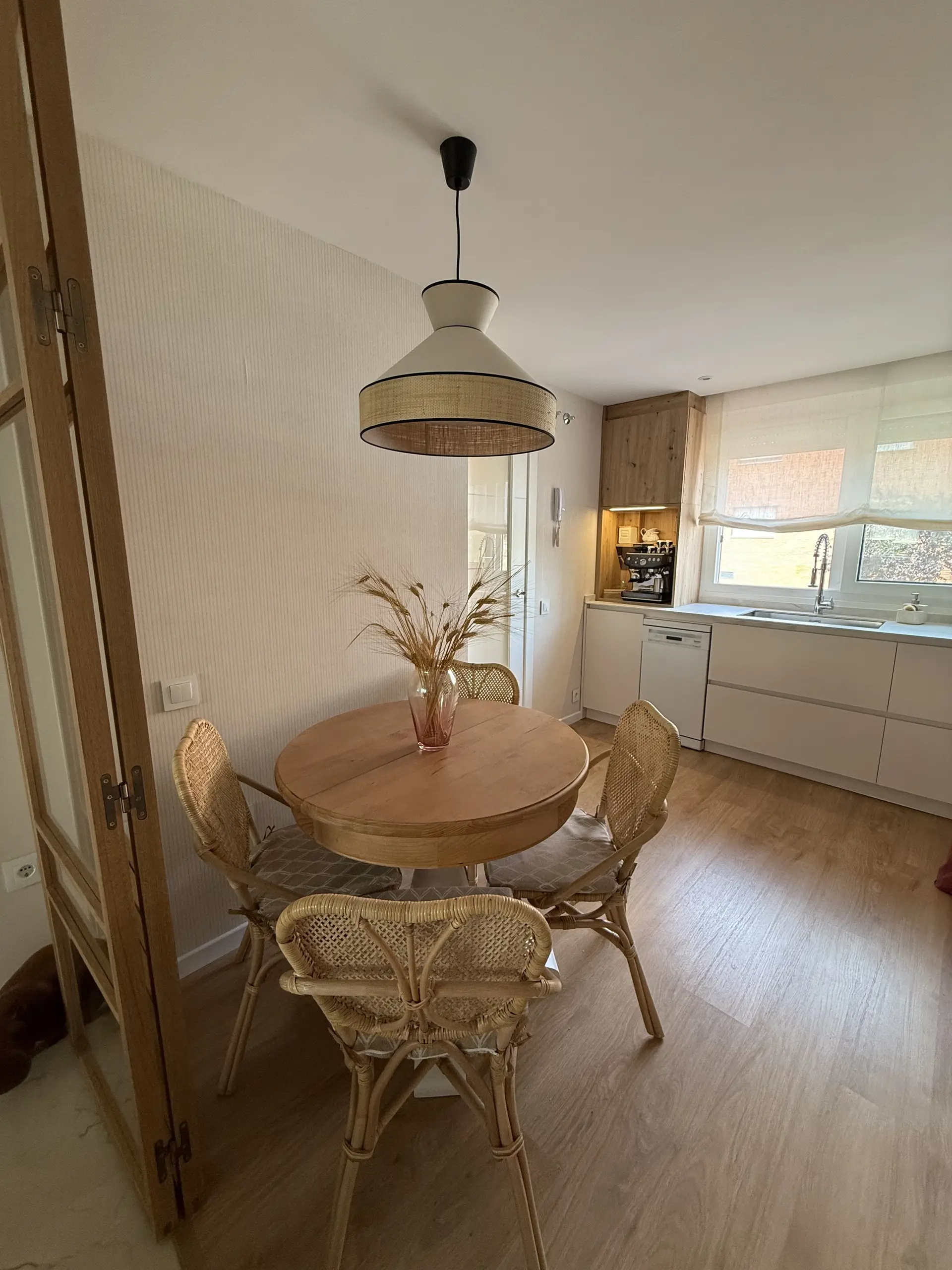 Cocina abierta con cristalera